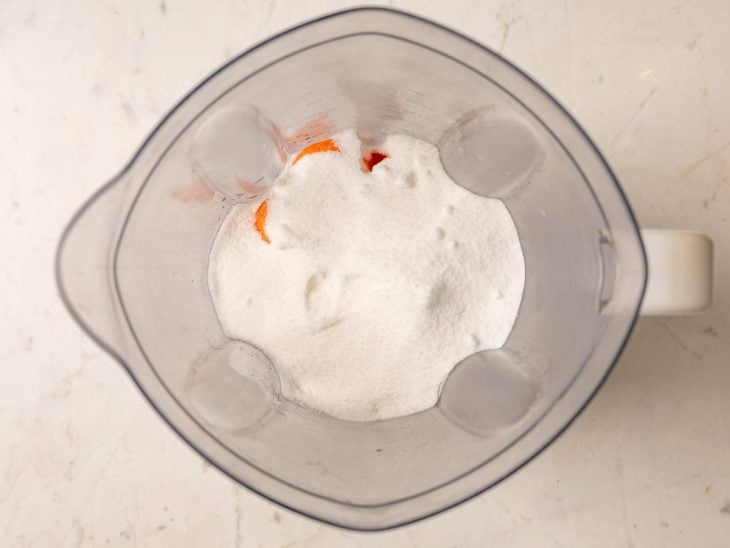 Ingredientes adicionados no copo do liquidificador para bater.