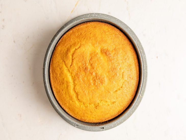 Bolo de cenoura assado na forma.