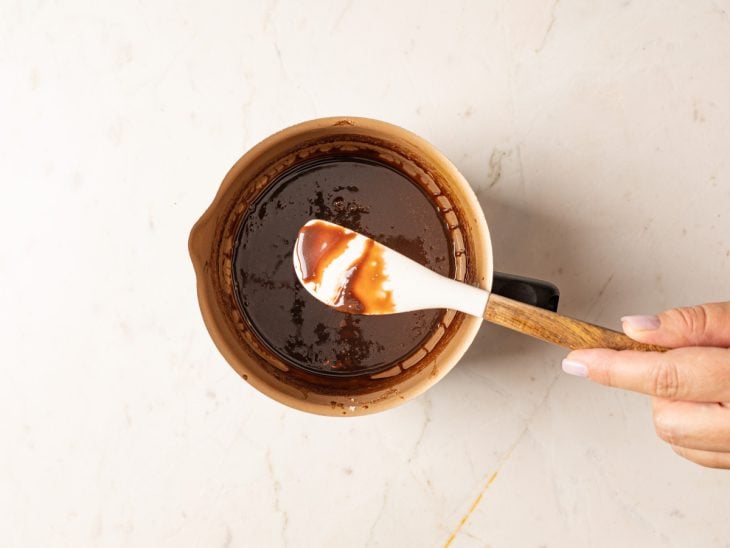 Cobertura de chocolate preparada na panela.