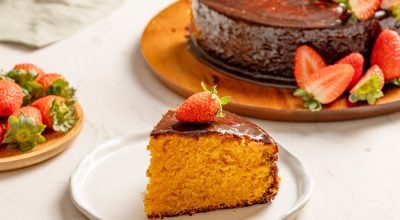 Bolo de cenoura com cobertura de chocolate e morango