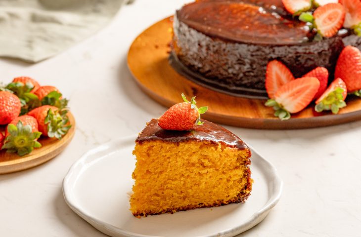 Bolo de cenoura com cobertura de chocolate e morango