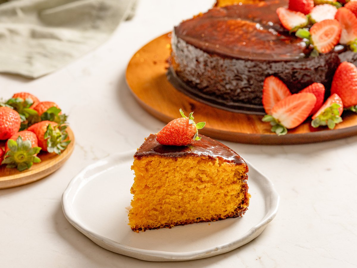 Bolo de cenoura com cobertura de chocolate e morango