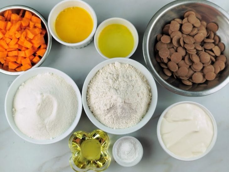 Ingredientes reunidos em uma bancada.