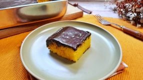 Bolo de cenoura com cobertura de chocolate simples