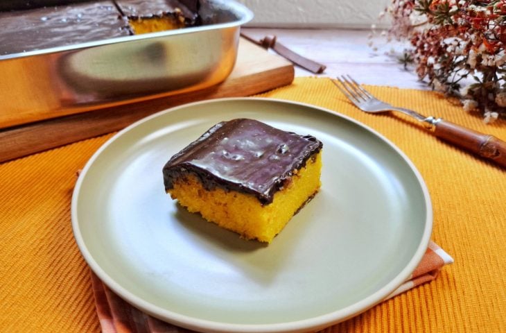 Bolo de cenoura com cobertura de chocolate simples