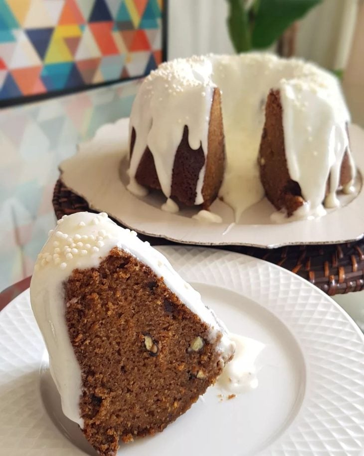 Bolo de cenoura com cobertura de cream cheese