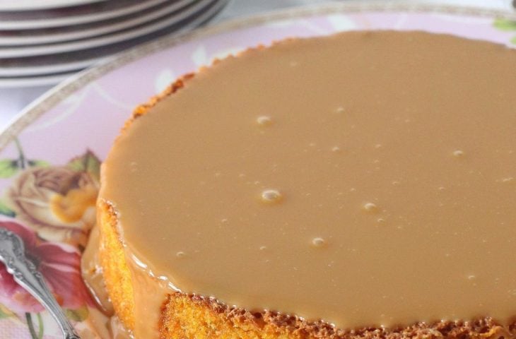 Bolo de cenoura com doce de leite