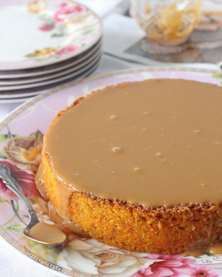 Bolo de cenoura com doce de leite