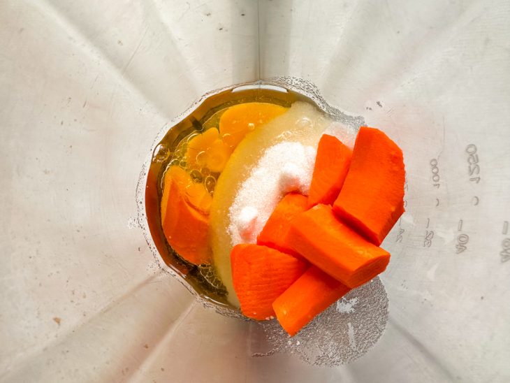 Líquidos, ovos, cenoura, açúcar e sal no liquidificador.