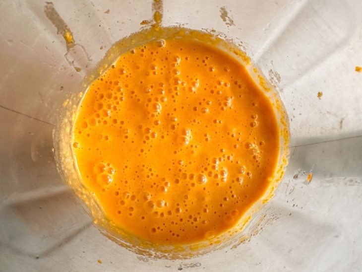 Massa sendo batida com o flocão já hidratado.