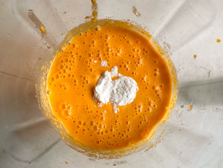 Fermento incorporado rapidamente à massa no liquidificador.