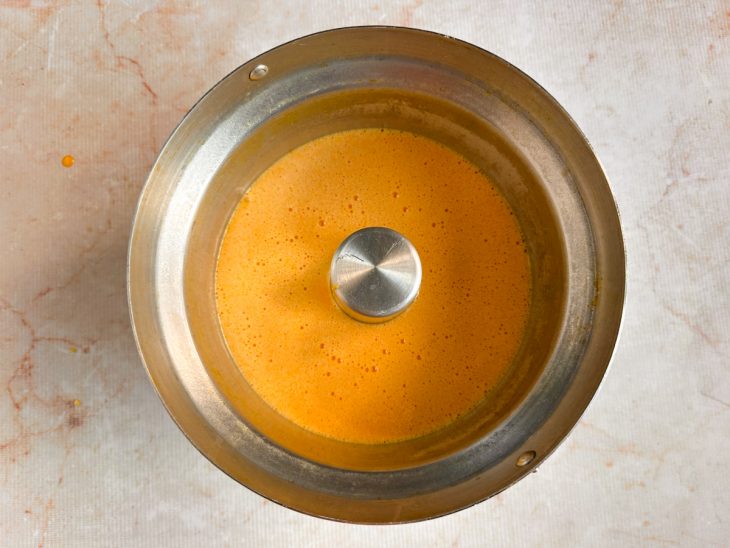 Massa transferida para forma untada e superfície alisada.