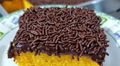 Bolo de cenoura com granulado de chocolate