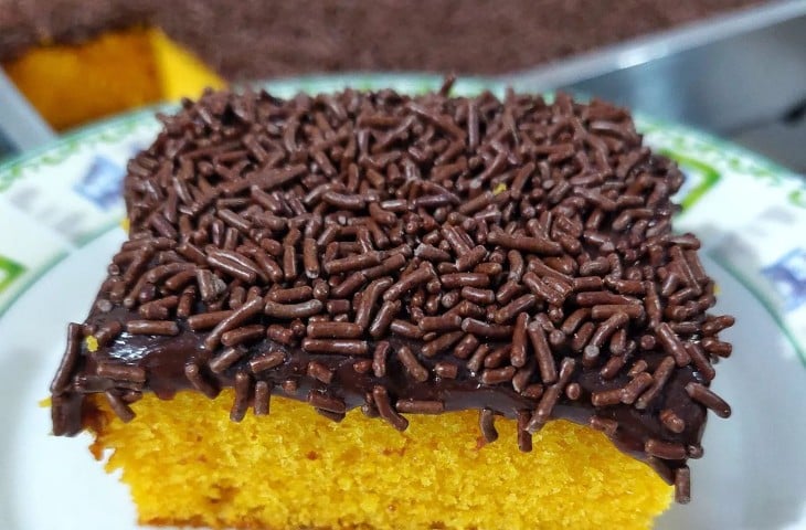 Bolo de cenoura com granulado de chocolate
