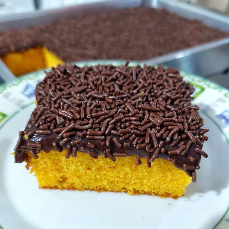 Bolo de cenoura com granulado de chocolate