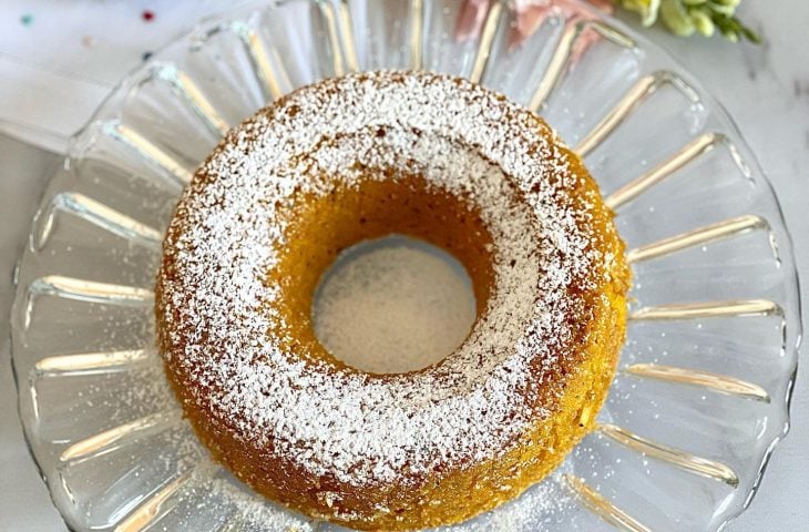 Bolo de cenoura com laranja e especiarias