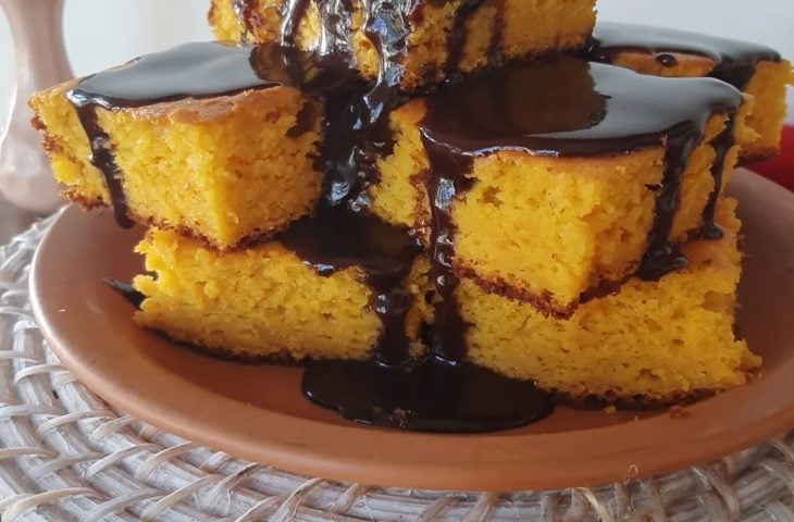 Bolo de cenoura com manga