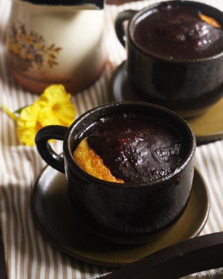 Bolo de cenoura de caneca