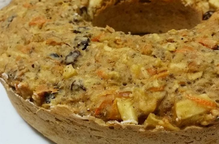 Bolo de cenoura e frutas vegano