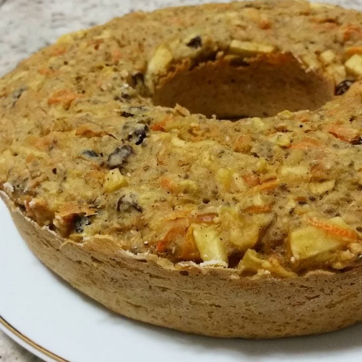 Bolo de cenoura e frutas vegano