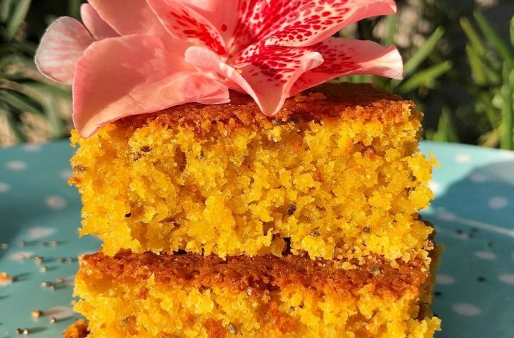 Bolo de cenoura e laranja com chia