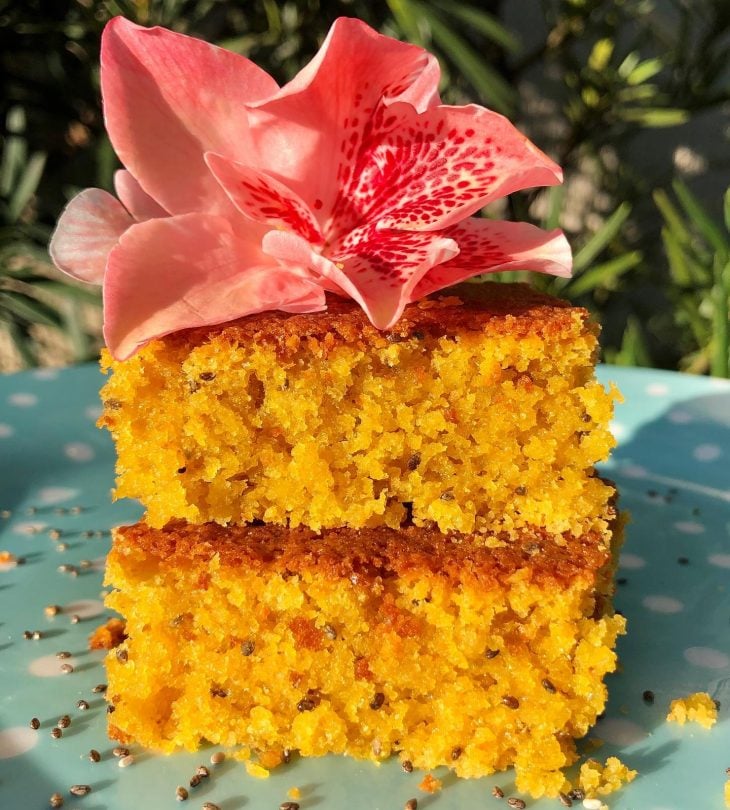 Bolo de cenoura e laranja com chia