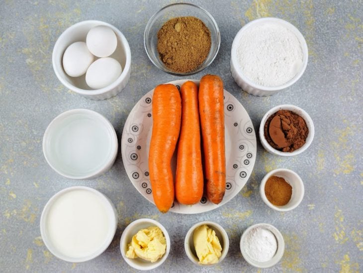ingredientes reunidos para fazer bolo de cenoura fit com cobertura