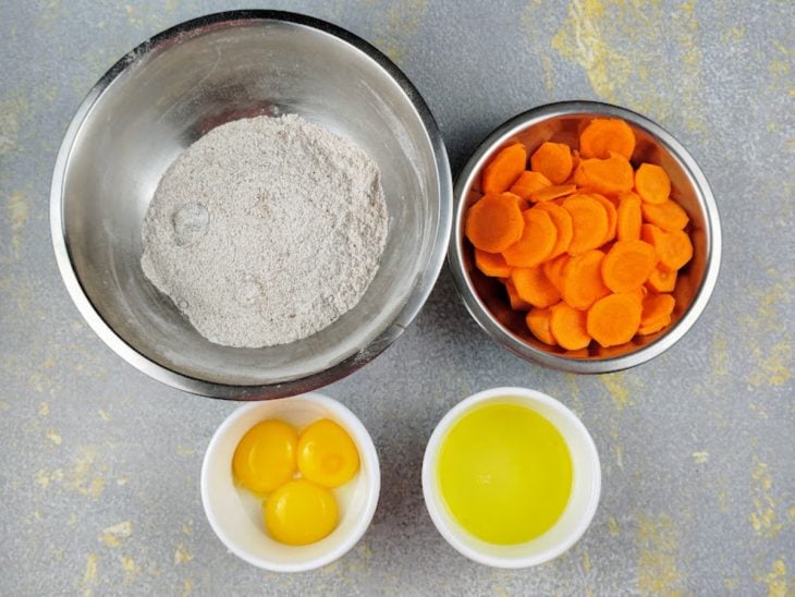 ingredientes reunidos para fazer bolo de cenoura