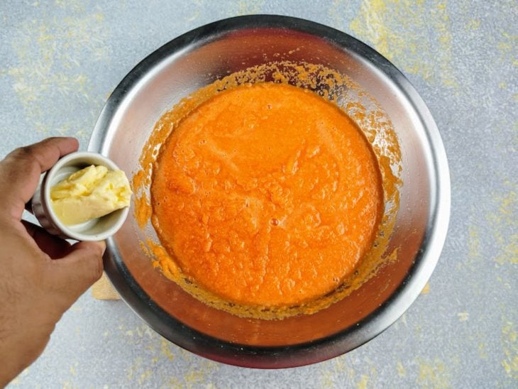 massa de bolo de cenoura na tigela