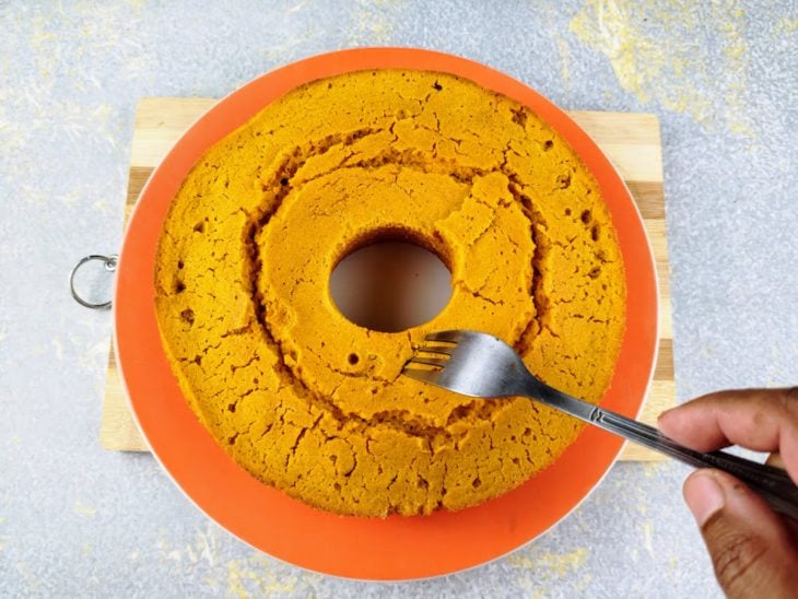 bolo de cenoura fit em um prato