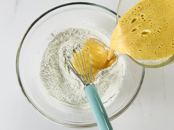 Mistura do liquidificador adicionada a mistura de ingredientes secos.