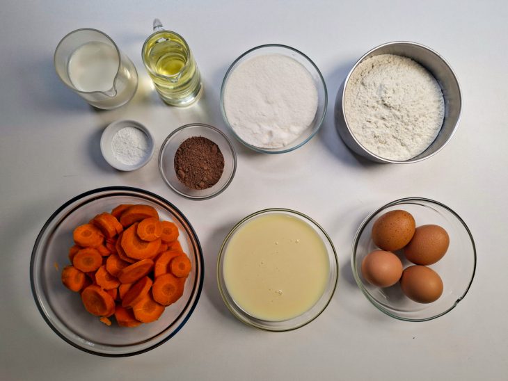 Ingredientes organizados sobre a bancada e forma untada.