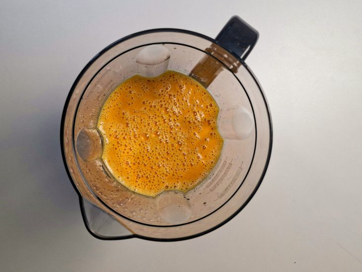 Cenouras, ovos, óleo e açúcar batidos no liquidificador.