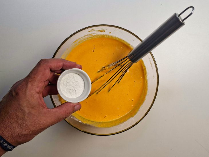 Massa misturada com farinha e fermento até ficar uniforme.