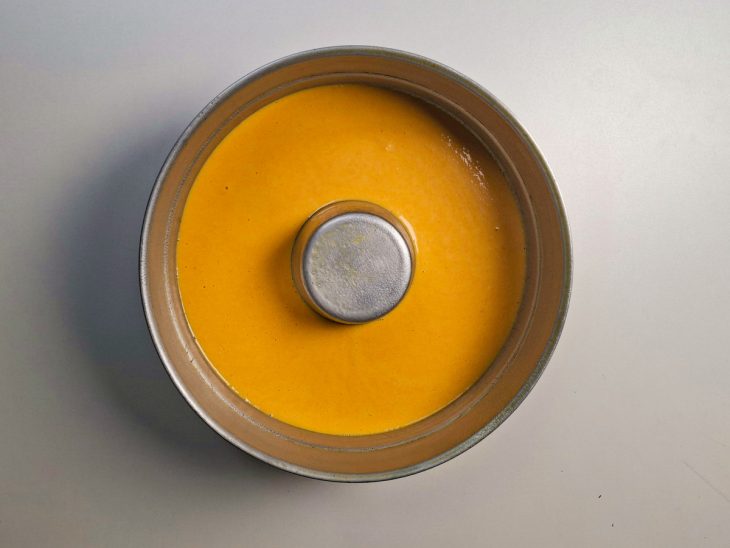 Massa despejada e nivelada dentro da forma untada.