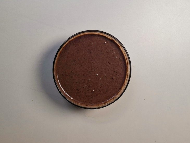 Recheio de leite condensado com chocolate misturado em recipiente.