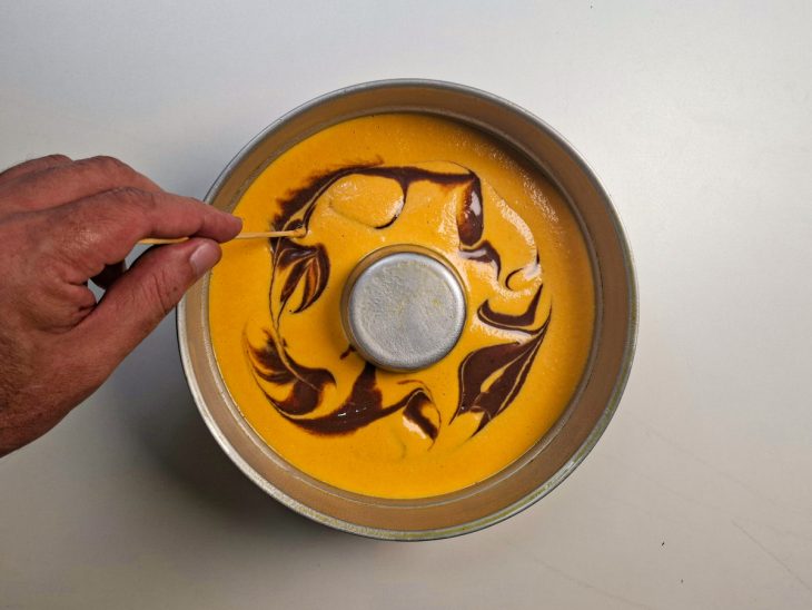 Recheio distribuído sobre a massa com movimentos leves de palito.