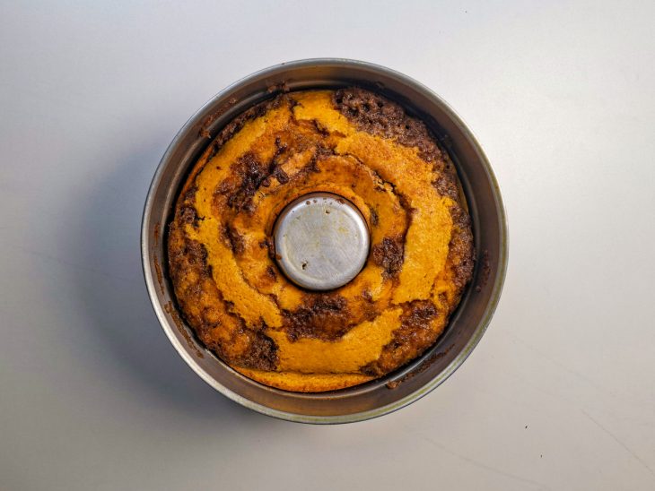 Bolo de cenoura assado com topo marmorizado e massa fofinha.