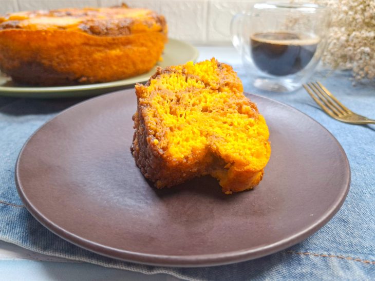 Bolo de cenoura fofinho no liquidificador servido.