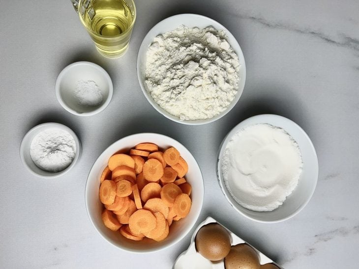 Ingredientes para a receita reunidos em uma superfície.