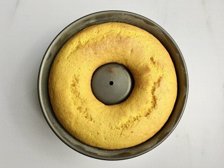 Bolo assado na forma com furo central.