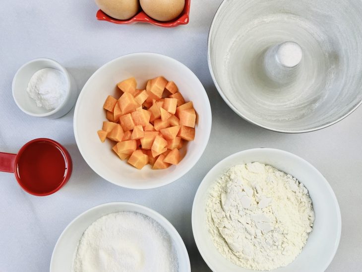 Ingredientes para a receita de bolo de cenoura simples na airfyer.