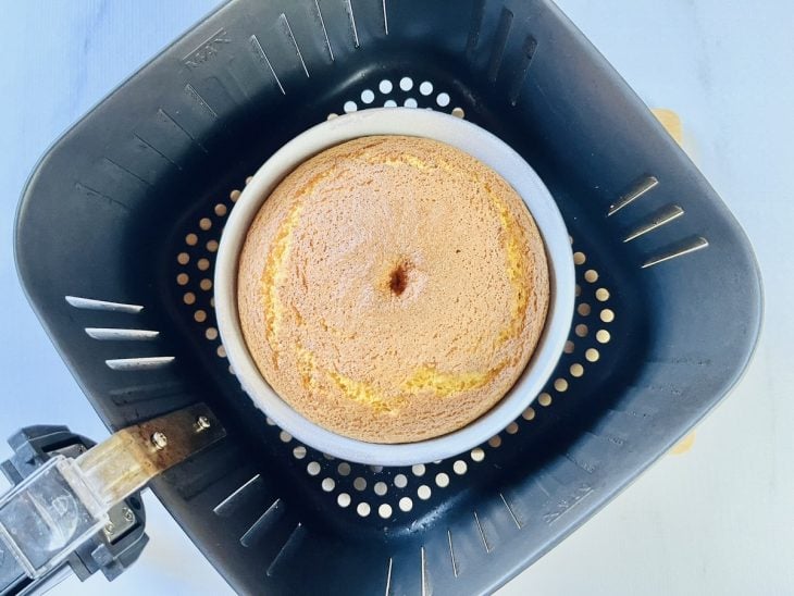 Bolo de cenoura simples na airfryer assado.