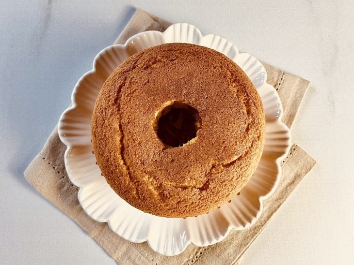 Bolo de cenoura simples desenformado em um prato.