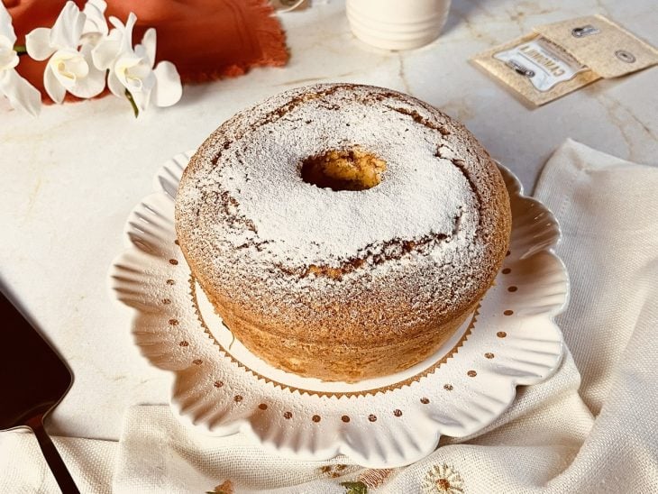 Bolo de cenoura simples finalizado com açúcar de confeiteiro e pronto para servir.