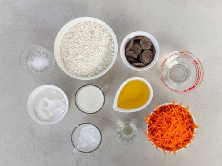 Ingredientes reunidos na bancada.