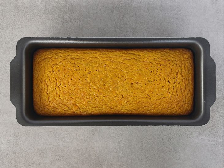 Bolo assada e saído do forno.