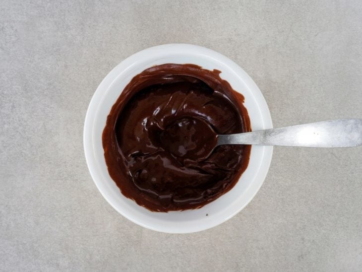 Chocolate derretido numa tigela.