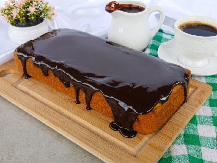 Bolo de cenoura vegano pronto e servido.