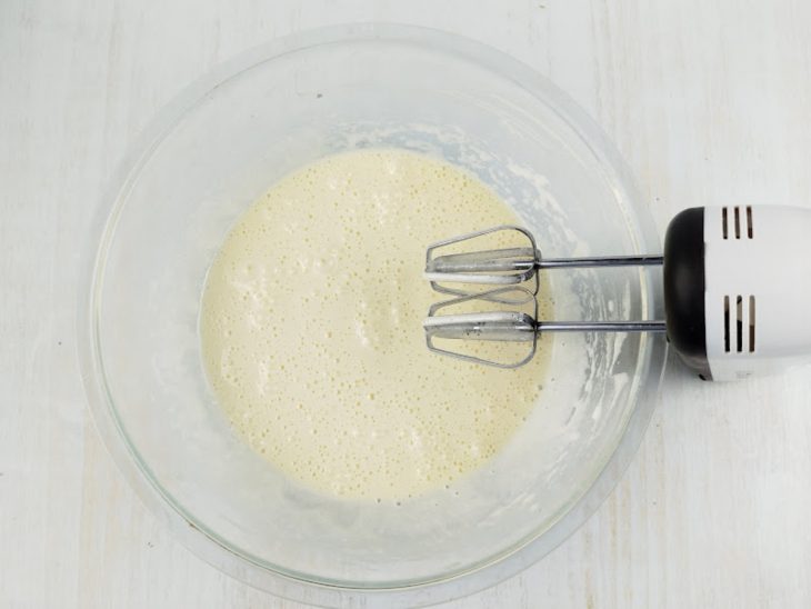 Ovos e açúcar batidos.